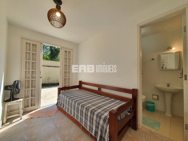 Casa com piscina e churrasqueira