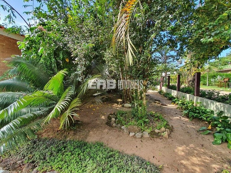 Casa com piscina e churrasqueira