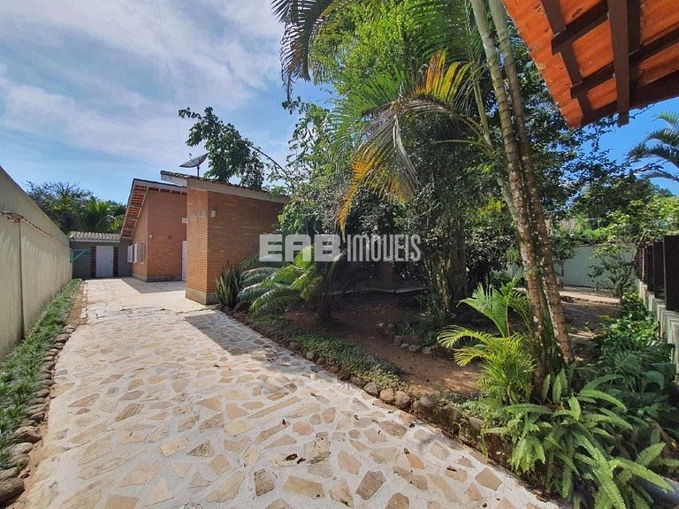 Casa com piscina e churrasqueira