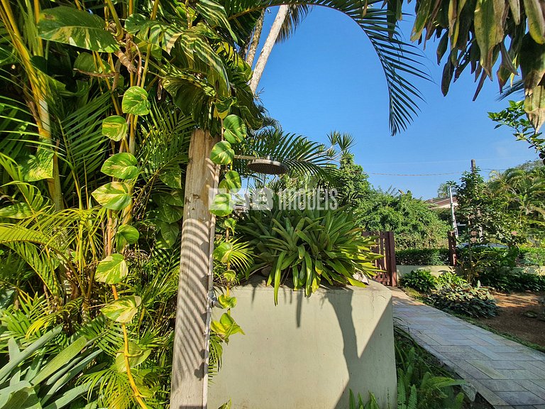 Casa com piscina e churrasqueira