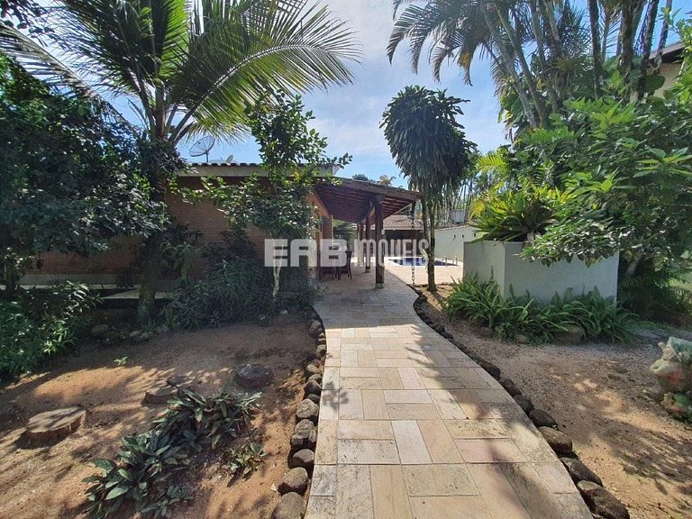 Casa com piscina e churrasqueira