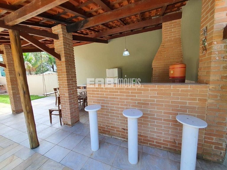 Casa com piscina e churrasqueira
