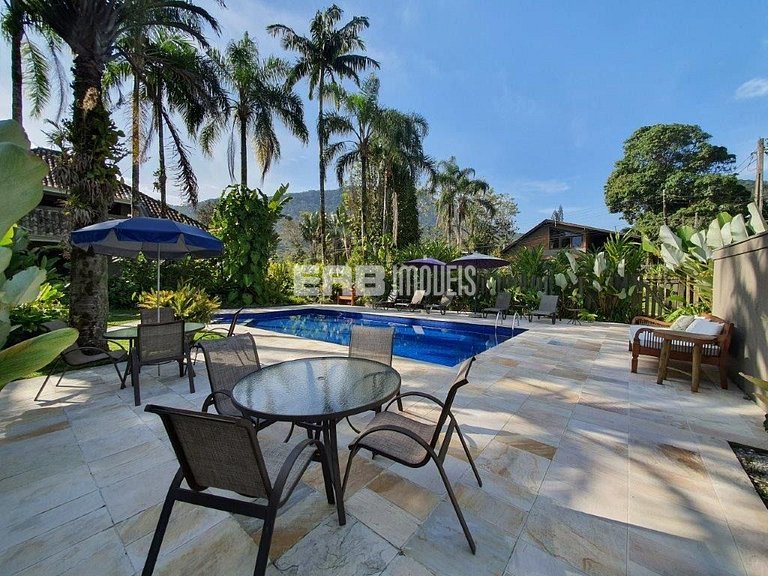 Casa espetacular, com 5 suítes, a 80m da praia.