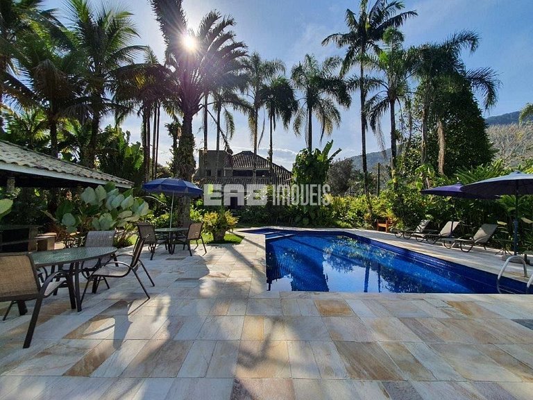 Casa espetacular, com 5 suítes, a 80m da praia.