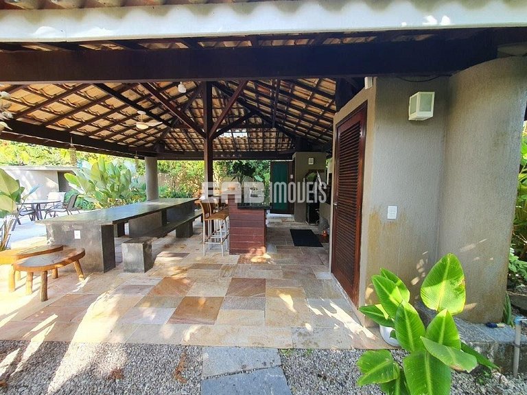 Casa espetacular, com 5 suítes, a 80m da praia.