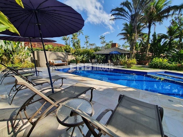 Casa espetacular, com 5 suítes, a 80m da praia.