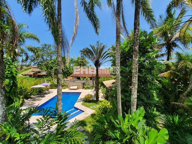 Casa espetacular, com 5 suítes, a 80m da praia.