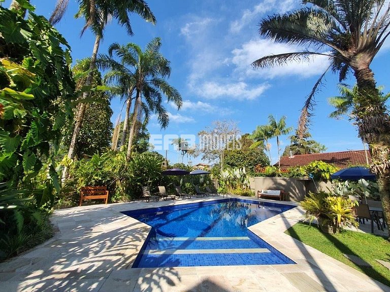 Casa espetacular, com 5 suítes, a 80m da praia.