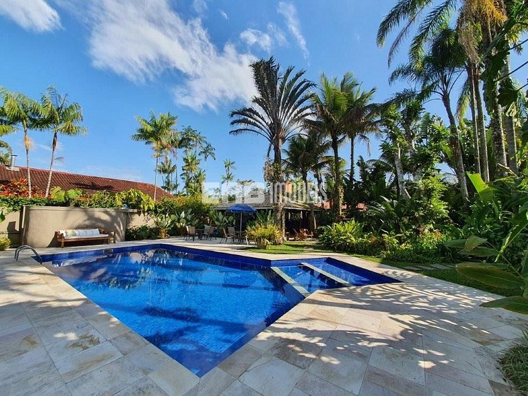 Casa espetacular, com 5 suítes, a 80m da praia.