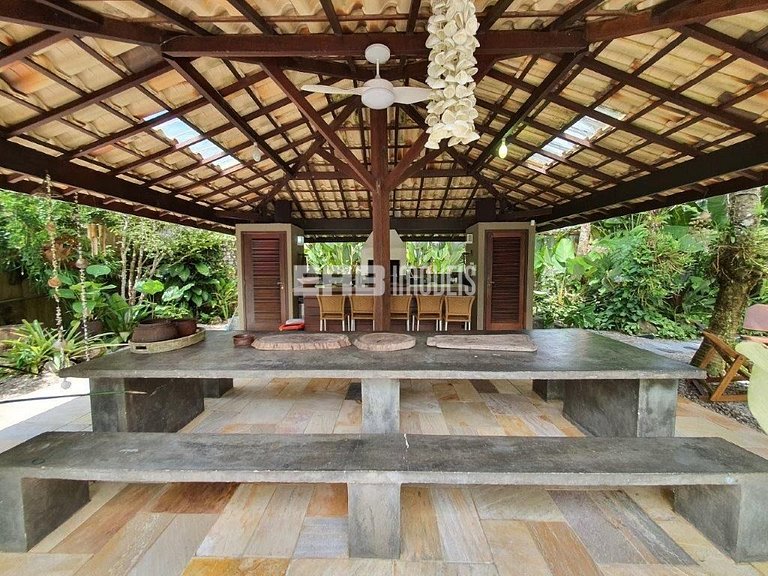 Casa espetacular, com 5 suítes, a 80m da praia.