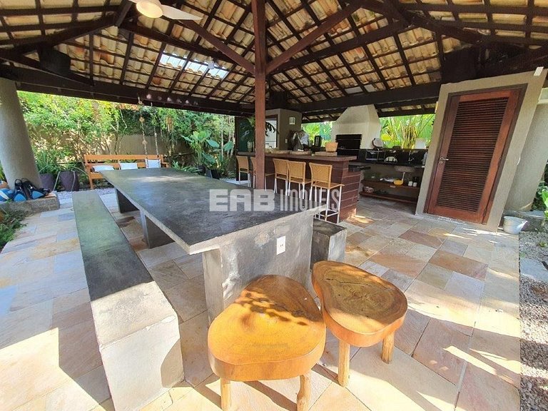 Casa espetacular, com 5 suítes, a 80m da praia.