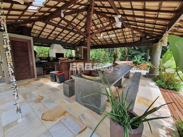 Casa espetacular, com 5 suítes, a 80m da praia.