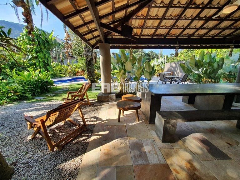 Casa espetacular, com 5 suítes, a 80m da praia.