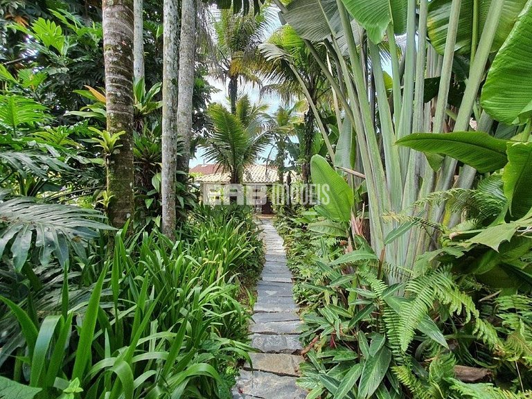 Casa espetacular, com 5 suítes, a 80m da praia.