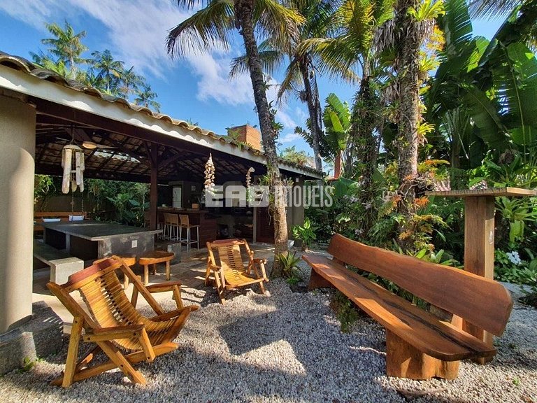 Casa espetacular, com 5 suítes, a 80m da praia.