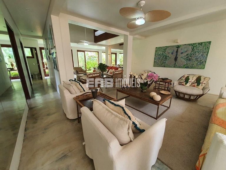 Casa espetacular, com 5 suítes, a 80m da praia.