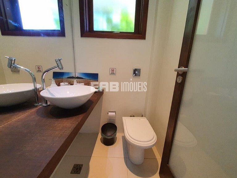 Casa espetacular, com 5 suítes, a 80m da praia.