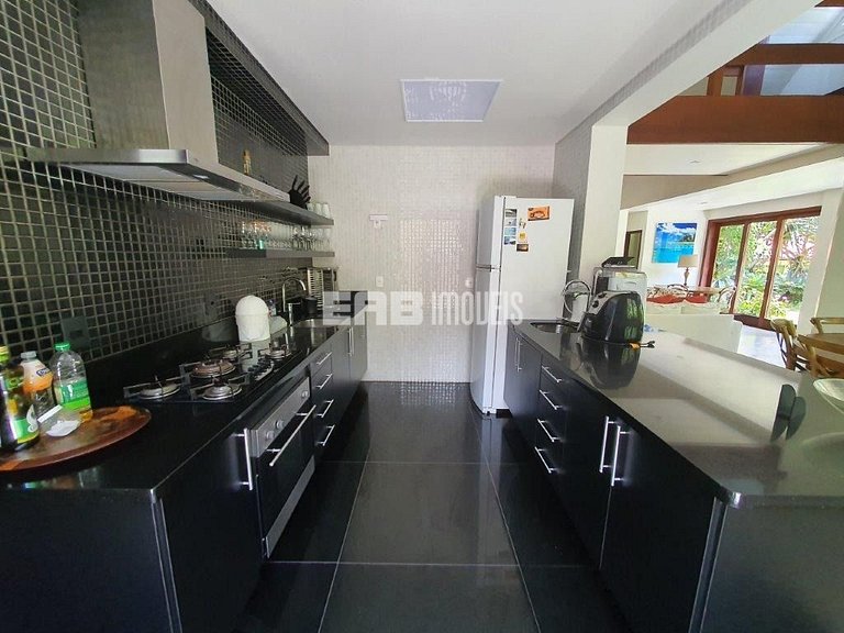 Casa espetacular, com 5 suítes, a 80m da praia.