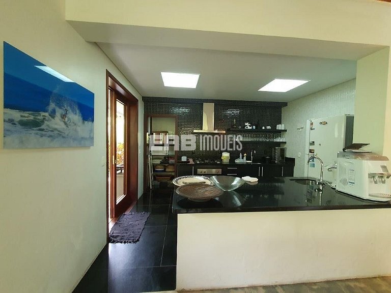 Casa espetacular, com 5 suítes, a 80m da praia.