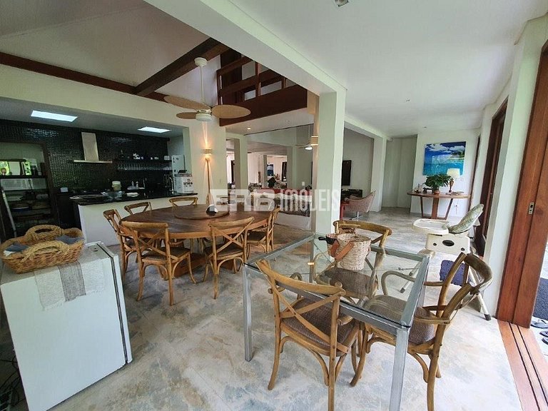 Casa espetacular, com 5 suítes, a 80m da praia.