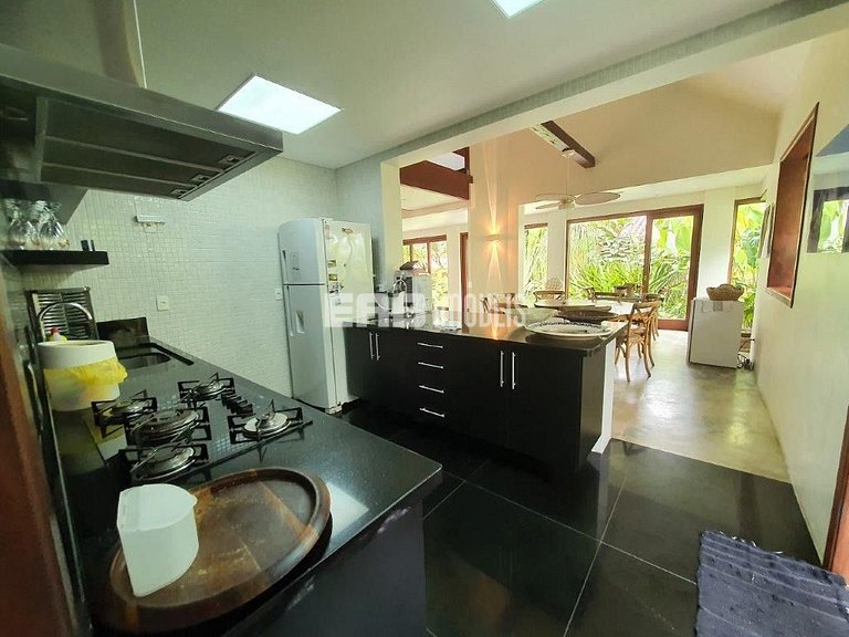 Casa espetacular, com 5 suítes, a 80m da praia.