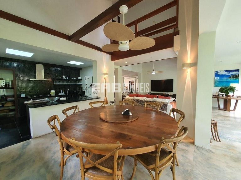 Casa espetacular, com 5 suítes, a 80m da praia.