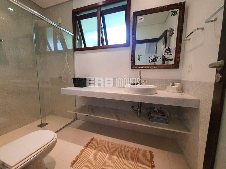 Casa espetacular, com 5 suítes, a 80m da praia.