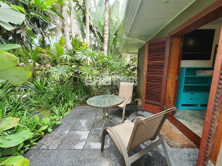 Casa espetacular, com 5 suítes, a 80m da praia.