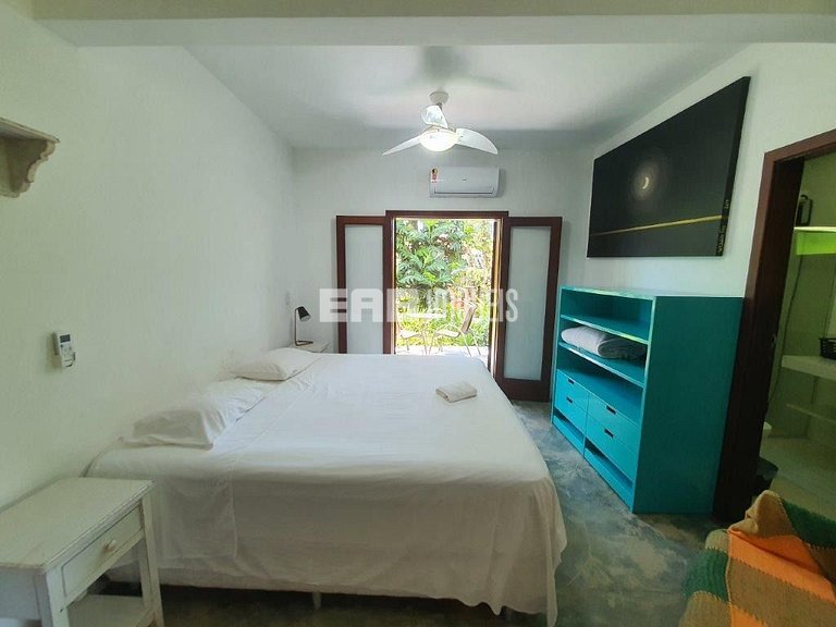 Casa espetacular, com 5 suítes, a 80m da praia.