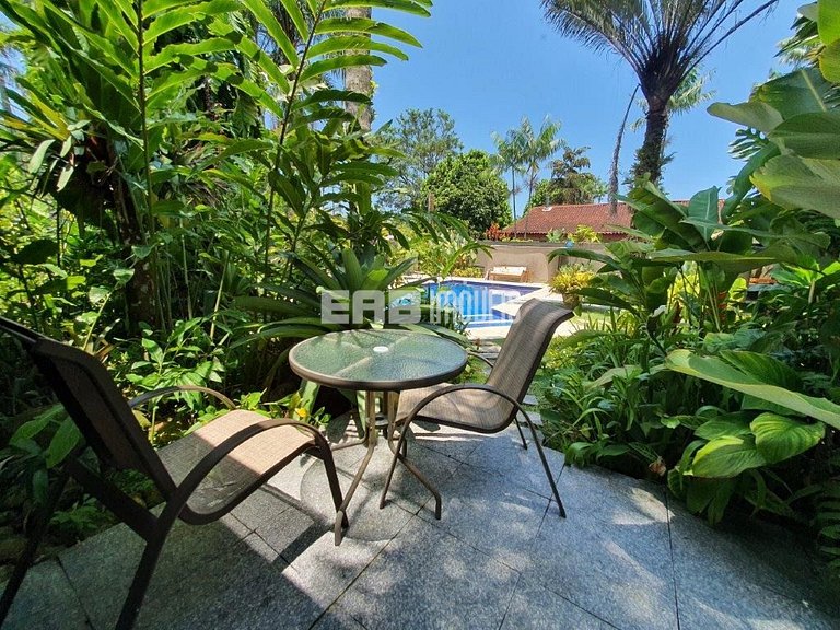 Casa espetacular, com 5 suítes, a 80m da praia.