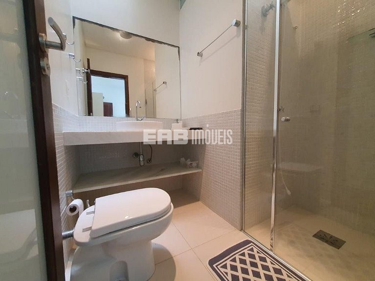 Casa espetacular, com 5 suítes, a 80m da praia.