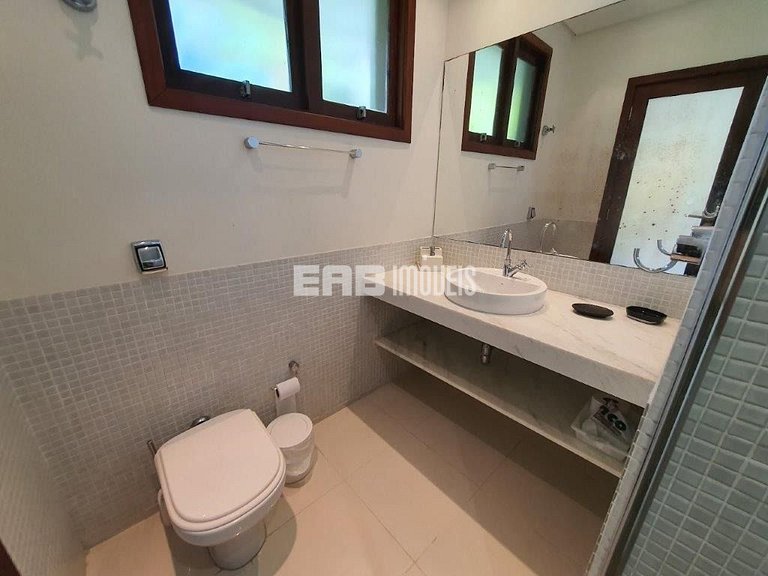 Casa espetacular, com 5 suítes, a 80m da praia.