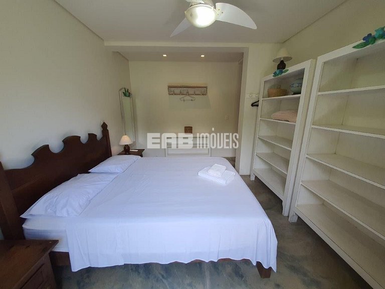 Casa espetacular, com 5 suítes, a 80m da praia.