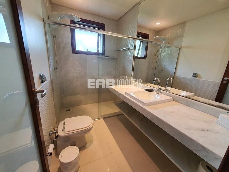 Casa espetacular, com 5 suítes, a 80m da praia.