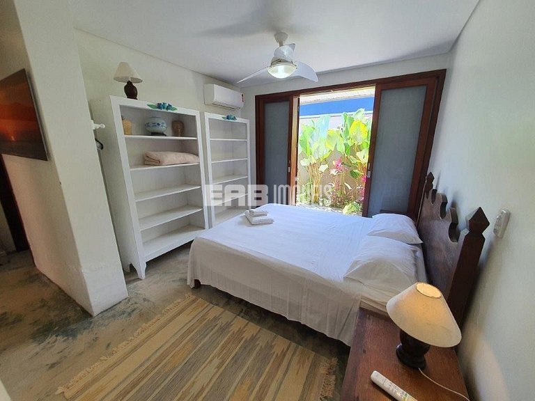 Casa espetacular, com 5 suítes, a 80m da praia.