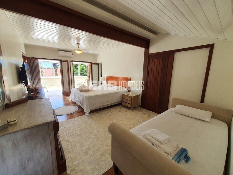 Casa espetacular, com 5 suítes, a 80m da praia.