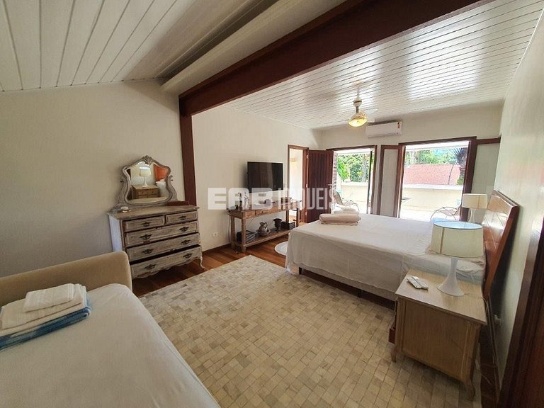 Casa espetacular, com 5 suítes, a 80m da praia.