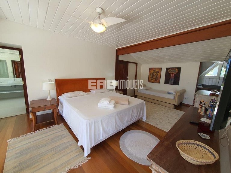 Casa espetacular, com 5 suítes, a 80m da praia.