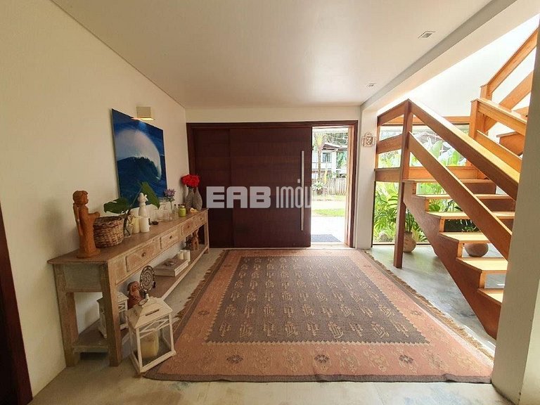 Casa espetacular, com 5 suítes, a 80m da praia.