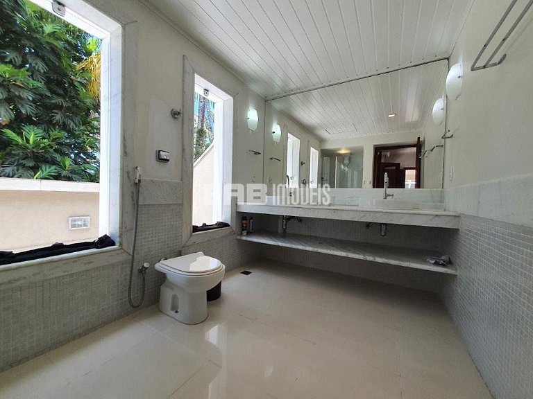 Casa espetacular, com 5 suítes, a 80m da praia.