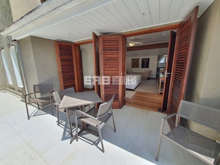 Casa espetacular, com 5 suítes, a 80m da praia.