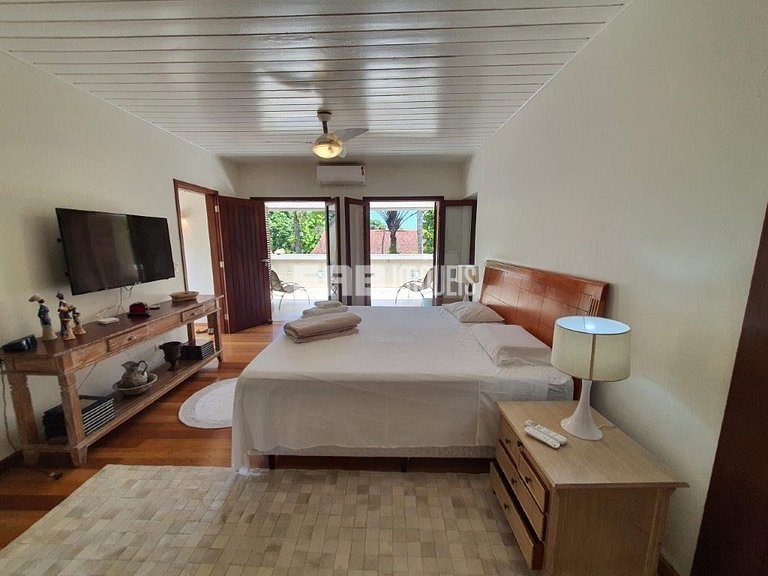 Casa espetacular, com 5 suítes, a 80m da praia.