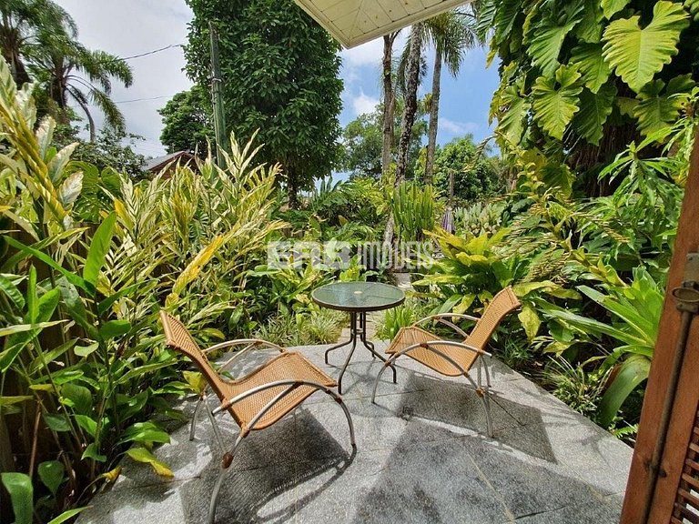 Casa espetacular, com 5 suítes, a 80m da praia.