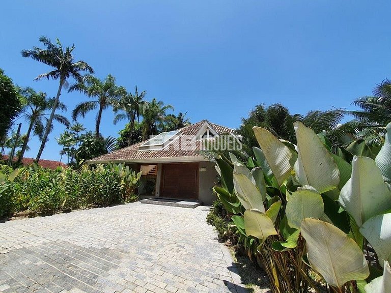 Casa espetacular, com 5 suítes, a 80m da praia.