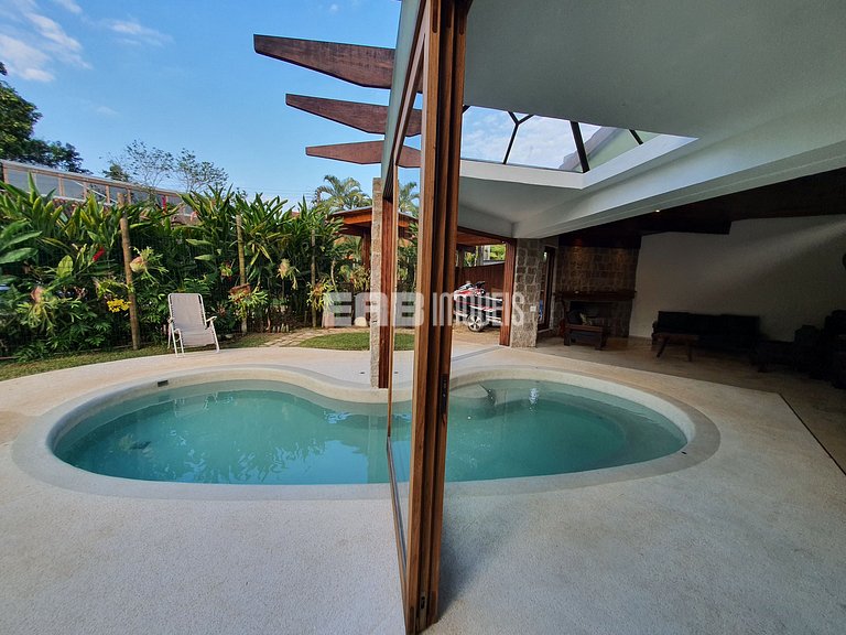 Casa com piscina, a 50m da praia de Itamambuca, para tempora