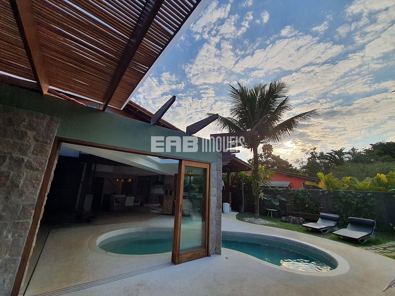 Casa com piscina, a 50m da praia de Itamambuca, para tempora