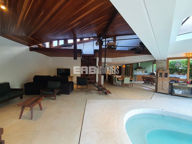 Casa com piscina, a 50m da praia de Itamambuca, para tempora