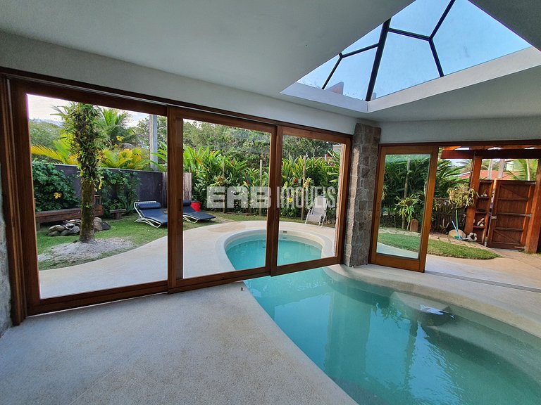 Casa com piscina, a 50m da praia de Itamambuca, para tempora