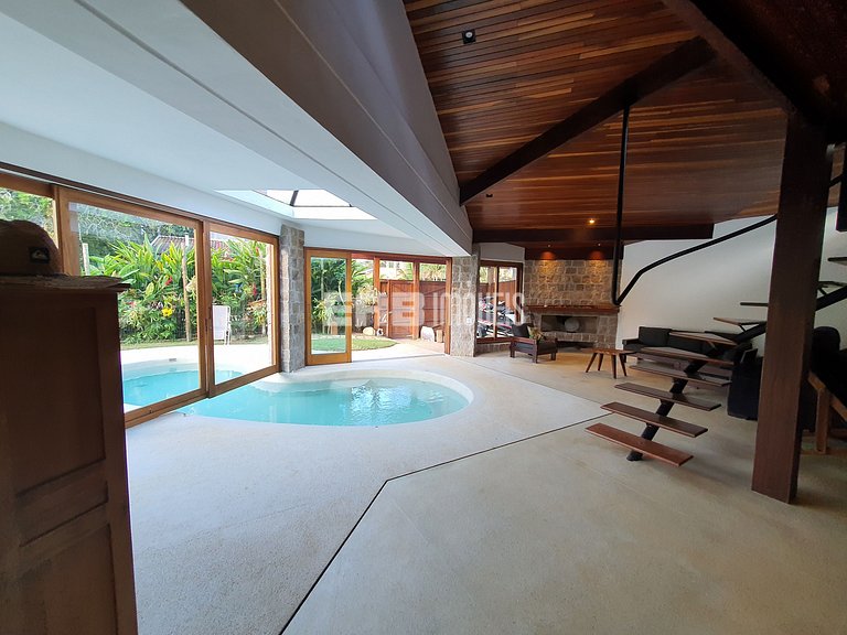 Casa com piscina, a 50m da praia de Itamambuca, para tempora