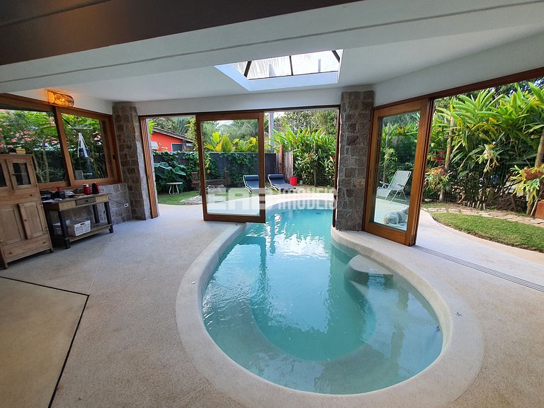 Casa com piscina, a 50m da praia de Itamambuca, para tempora